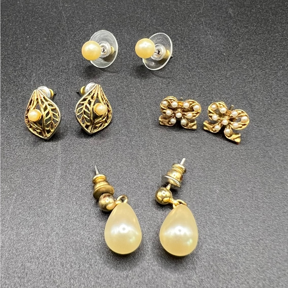 Elegant Gold and Pearl Design Vintage Earring Set